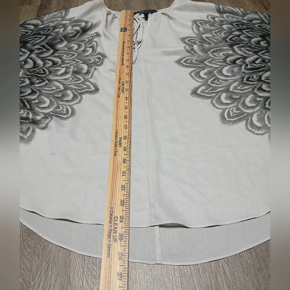BCBGMaxAzria Women's Size Medium Gray and Black Patterned Blouse - Picture 5 of 6